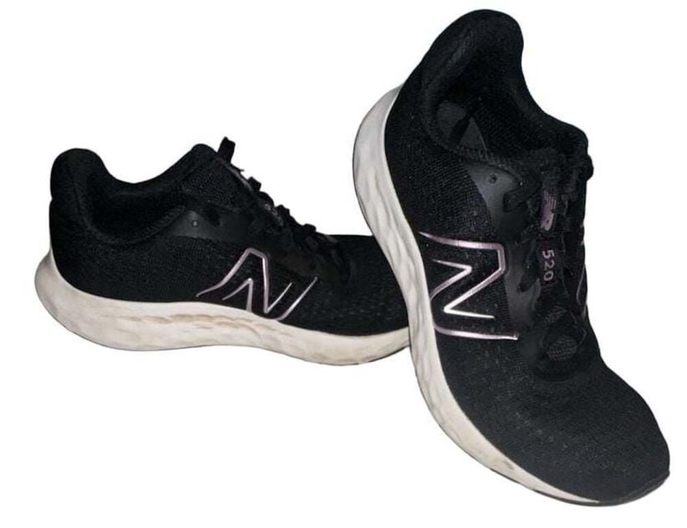 7.5 New Balance Women's 520 V8 Casual Sneakers